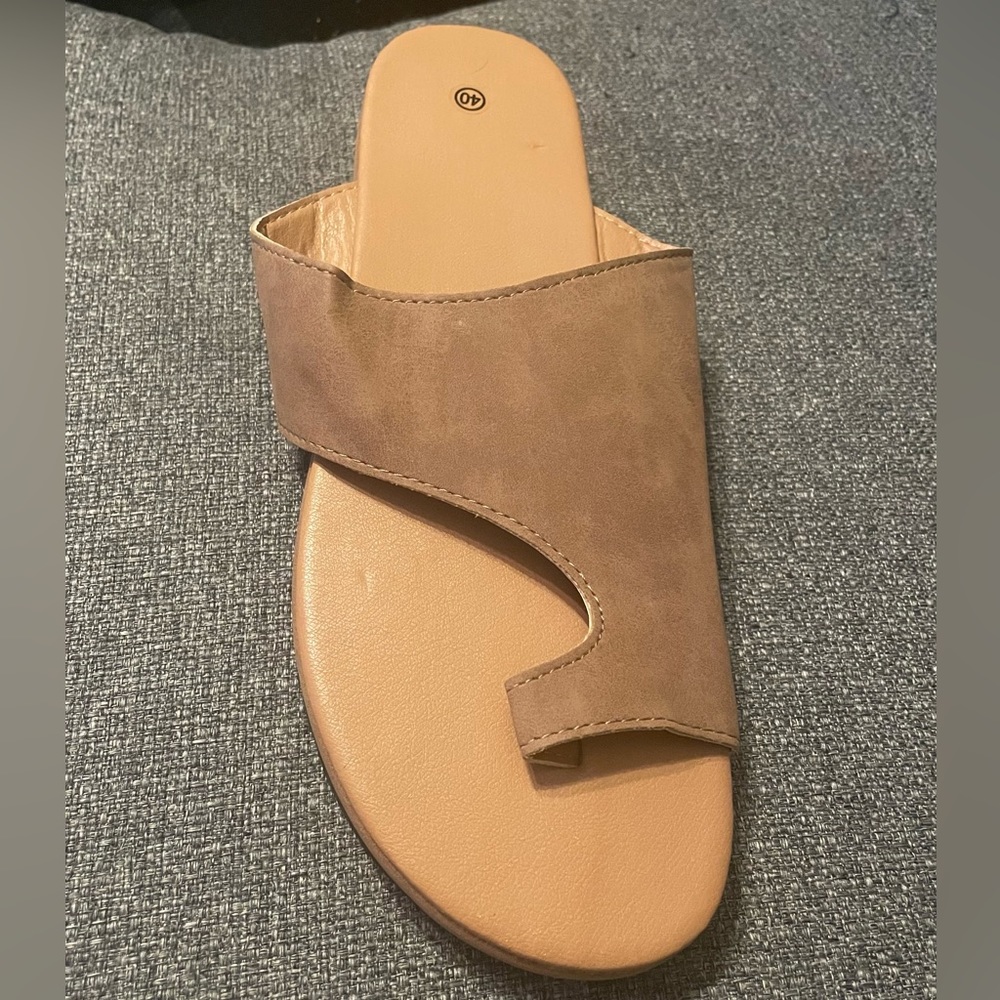 Size 8.5 US or 40 Europe Lightweight Sandal